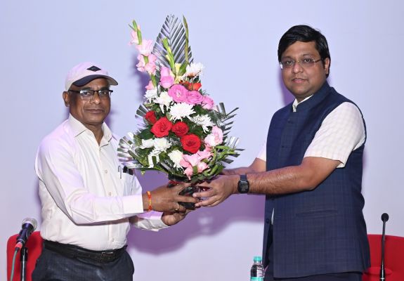 जनसंपर्क विभाग के अपर संचालक श्री जे.एल. दरियो को सेवानिवृत्ति पर दी गई गरिमामय विदाई, विभाग मे अनवरत 36 वर्षों तक दी उल्लेखनीय सेवाएं