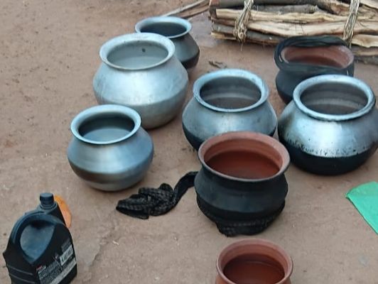 होली से पहले जशपुर पुलिस का महाएक्शन &mdash; नशे के सौदागरों में मचा हड़कंप,ऑपरेशन &ldquo;आघात&rdquo; में 60 पुलिसकर्मियों की ताबड़तोड़ दबिश, 12 वार्डों में एक साथ छापा, 50 लीटर से ज्यादा कच्ची महुआ शराब जब्त, 5000 किलो महुआ पास नष्ट, 07 आरोपी गिरफ्तार&nbsp;