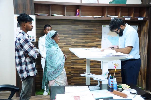 जनदर्शन में कलेक्टर श्री रोहित व्यास ने आमजन की समस्याओं को गंभीरता से सुना, समयबद्ध और पारदर्शी निराकरण के दिए सख्त निर्देश