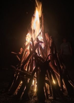 भद्रा और चंद्रग्रहण के साये के बीच शुभ मुहूर्त में हुआ भव्य होलिका दहन, &ldquo;होलिका माता की जय&rdquo; के जयघोष से गूंजा पूरा क्षेत्र, अग्नि परिक्रमा कर सुख-समृद्धि और आरोग्यता की मांगी कामना