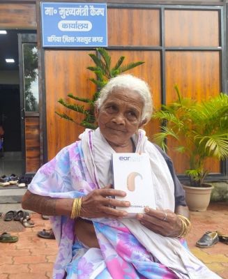 उम्मीद लेकर पहुंचीं थीं, मुस्कान लेकर लौटीं &mdash; 90 वर्षीय चाका बाई को मुख्यमंत्री कैंप कार्यालय में मिला श्रवण यंत्र, लौट आई सुनने की ताकत और चेहरे पर खिल उठी मुस्कान