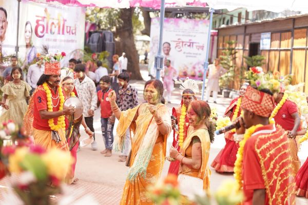 *मुख्यमंत्री निवास बगिया में होली पर्व की मची धूम, श्रीमती कौशल्या साय ने परिजनों संग मनाया रंगोत्सव, सांस्कृतिक कार्यक्रमों ने बांधा समां....*