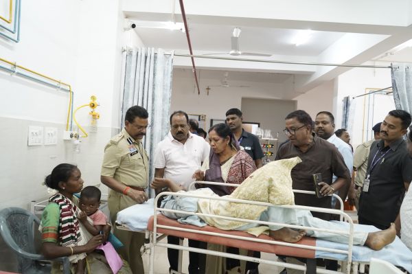 बस दुर्घटना के घायलों से मिलने पहुंचीं मुख्यमंत्री की धर्मपत्नी श्रीमती कौशल्या साय, अस्पताल में जाना हालचाल, घायलों को समुचित इलाज की....