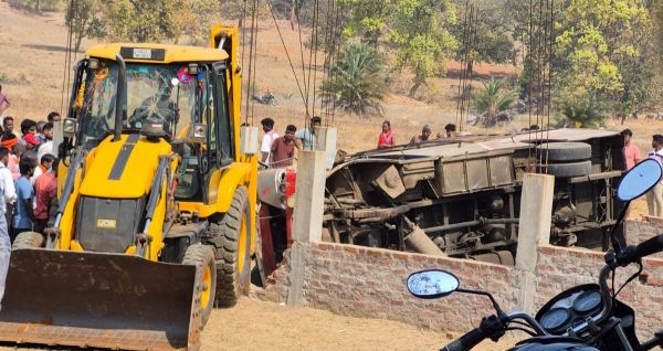 ब्रेकिंग न्यूज : जशपुर में भीषण सड़क हादसा: अनमोल यात्री बस पलटी, कई यात्री घायल &mdash; 5 की मौत की आशंका, इलाके में मची अफरा-तफरी