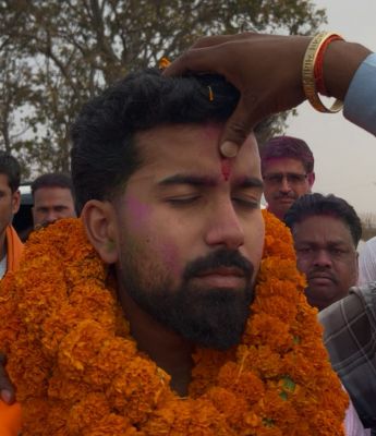 कार्यकर्ताओं के रक्त की बूंद-बूंद का मान रखूँगा": युवाओं के 'रक्त तिलक' से भावुक हुए राजकुमार विजय आदित्य सिंह जूदेव - विजय आदित्य सिंह जूदेव का हुआ &nbsp;'रक्त-तिलक' से अभिषेक
