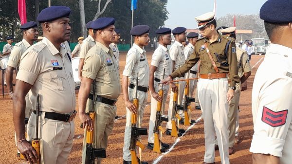 जशपुर में आईजी दीपक झा का वार्षिक निरीक्षण, रक्षित केंद्र में भव्य परेड की सलामी लेकर पुलिस व्यवस्था की परखी नब्ज, पुलिस दरबार में सुनी अधिकारियों-कर्मचारियों की समस्याएं, अनुशासन और पारदर्शिता पर दिए सख्त निर्देश