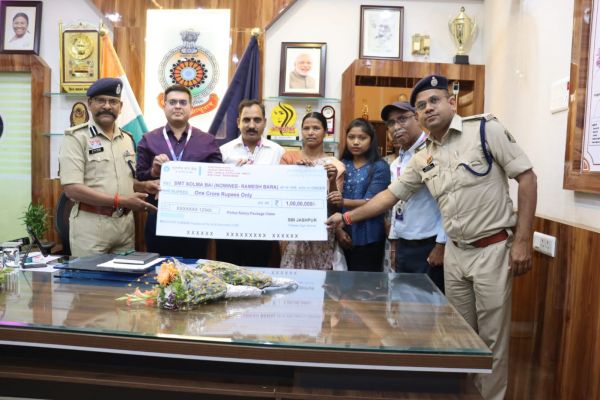 पुलिस सैलरी पैकेज बना दिवंगत आरक्षक के परिवार का सहारा, जशपुर पुलिस और एसबीआई के माध्यम से पत्नी को मिली 1 करोड़ रुपये की बीमा सहायता