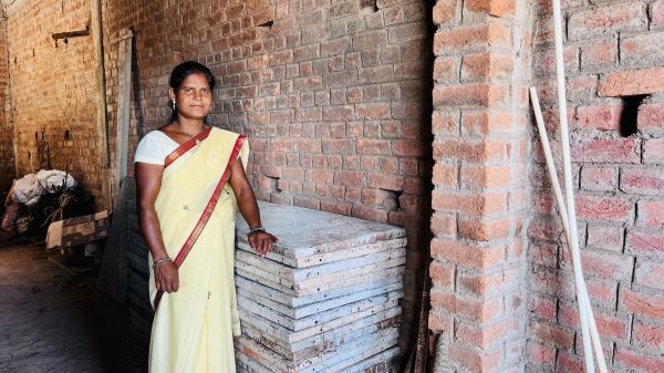 लालमती ने मजबूत इरादों के साथ बनाई अपनी खुद की पहचान ,शटरिंग प्लेट के कार्य का कर रही बेहतर संचालन&nbsp;