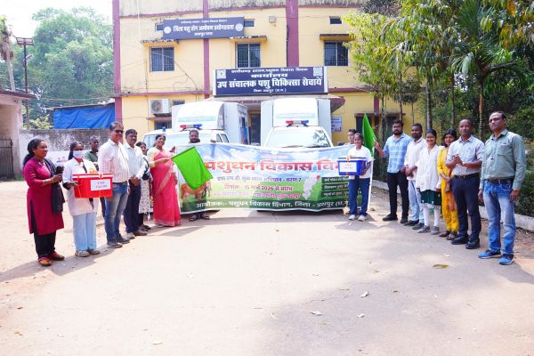 विधायक श्रीमती रायमुनी भगत ने पशुपालन विभाग की मोबाइल वेटरनरी यूनिट वैन को मैदानी क्षेत्रों के लिए किया रवाना&nbsp;