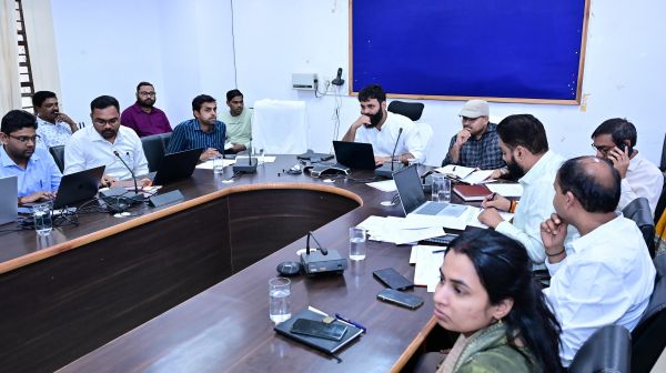 जशपुर में कलेक्टर रोहित व्यास का सख्त संदेश&mdash;पीएम सूर्य घर योजना से हर घर को मिले मुफ्त बिजली, जल संरक्षण के लिए सोखता गड्ढा और रेन वाटर हार्वेस्टिंग अनिवार्य