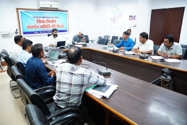 नगरीय निकायों में व्यापक वृक्षारोपण के लिए बनाए कार्ययोजना - कलेक्टर श्री व्यास - कलेक्टर ने नगरीय निकायों की समीक्षा बैठक में दिए निर्देश