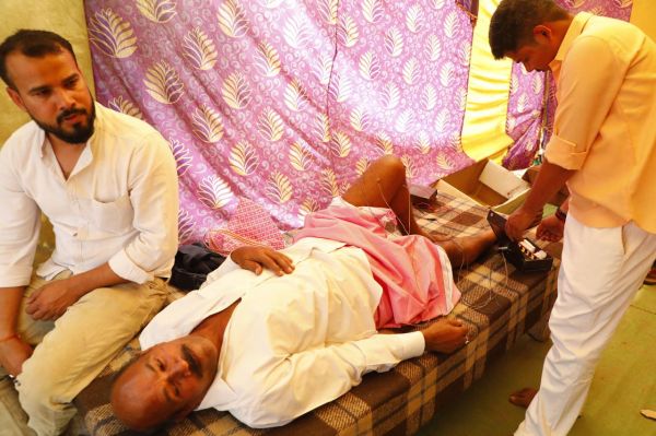 अघोरपीठ वामदेव नगर में बाबा भगवान राम ट्रस्ट द्वारा 27वें अघोरेश्वर महाविभूति स्थल चरणपादुका एवं शिवलिंग स्थापना वार्षिकोत्सव के अवसर पर दो दिवसीय निःशुल्क चिकित्सा शिविर, देशभर के विशेषज्ञ चिकित्सकों ने 1578 मरीजों का किया उपचार, रक्त परीक्षण और दवा वितरण सहित जनसेवा के अद्भुत संगम में ग्रामीणों ने लिया लाभ