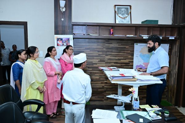 जनदर्शन में उमड़ी जनसमस्याओं की बाढ़, कलेक्टर रोहित व्यास ने एक-एक आवेदन पर दिखाई गंभीरता&mdash;अधिकारियों को सख्त निर्देश, तय समय-सीमा में पारदर्शी और गुणवत्तापूर्ण निराकरण सुनिश्चित करने के दिए निर्देश