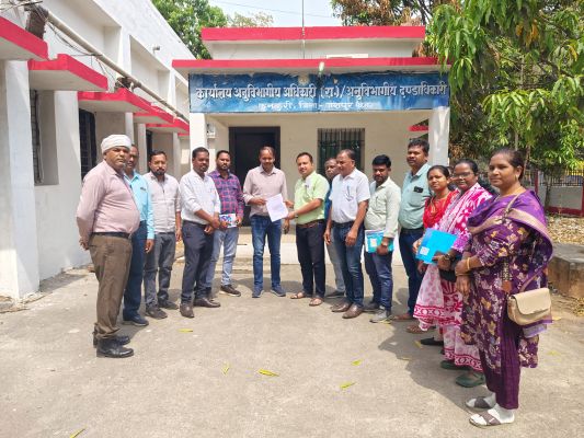 &ldquo;मोदी की गारंटी लागू करो, कर्मचारियों को उनका हक दो&rdquo; &mdash; 11 सूत्रीय मांगों को लेकर सड़कों पर उतरा फेडरेशन, कुनकुरी में जोरदार प्रदर्शन के बीच मुख्यमंत्री के नाम सौंपा गया ज्ञापन