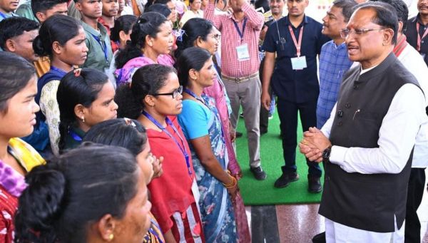 मुख्यधारा की ओर लौटता विश्वास: 140 आत्मसमर्पित नक्सलियों ने मुख्यमंत्री से मिलकर लिखी नई शुरुआत की कहानी 