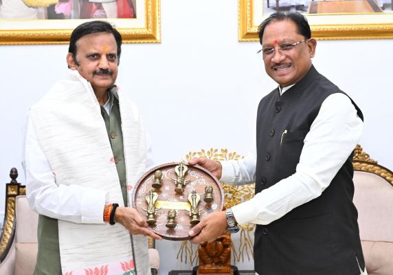 मुख्यमंत्री से मध्यप्रदेश के उपमुख्यमंत्री श्री राजेंद्र शुक्ल ने की सौजन्य मुलाकात- रायपुर - रीवा हवाई सेवा के लिए की मुख्यमंत्री के प्रयासों की सराहना