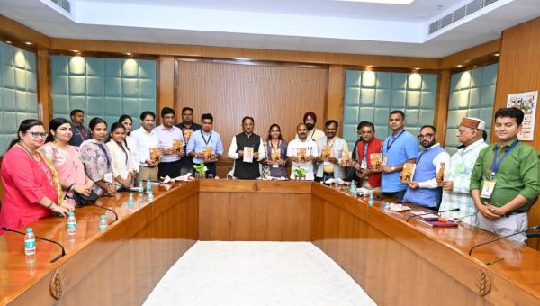 मुख्यमंत्री श्री विष्णुदेव साय ने महिला पत्रकार सुश्री निशा द्विवेदी की पुस्तक &ldquo;मोदी के राज्य से लौटकर&rdquo; का विमोचन किया, यात्रा वृत्तांत में गुजरात भ्रमण की संस्कृति और विकास की तस्वीर सजीव