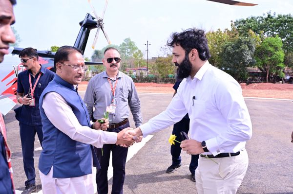 मुख्यमंत्री श्री विष्णुदेव साय जशपुर पहुंचे, हेलीपैड पर हुआ आत्मीय स्वागत