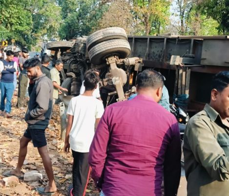 आधी रात का कहर: श्रीनदी पुल पर बेकाबू ट्रेलर पलटा, रेलिंग तोड़ी, कुनकुरी-तपकरा मार्ग घंटो रहा जाम&rsquo;,बाल-बाल बचे चालक-खलासी ,यातायात बहाल करने में जुटा प्रशासन