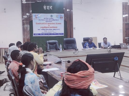 दिव्यांग युवाओं को स्वरोजगार से जोड़ने ने जिला पंचायत में आयोजित किया गया कार्यशाला ,विभिन्न विभागों द्वारा दी गई योजनाओं की जानकारी&nbsp;