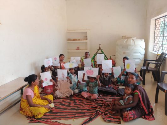 जशपुर में बच्चों के भविष्य की मजबूत नींव: 118 सेक्टर आंगनबाड़ी केंद्रों में &lsquo;बाल मैत्री कार्यक्रम&rsquo; से खेल-खेल में हुआ बौद्धिक विकास, स्कूल से पहले ही बच्चों में बढ़ी सीखने की रुचि