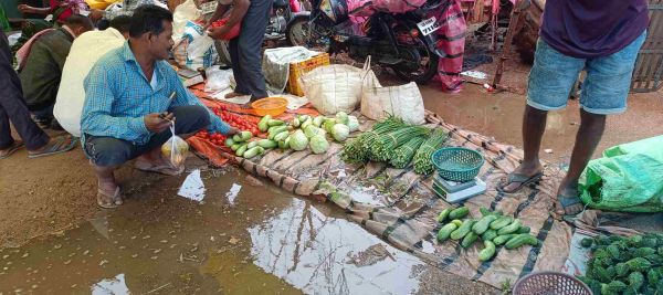 बारिश बनी आफत: रनपुर साप्ताहिक बाजार में जलभराव से मचा हड़कंप, सब्जियां डूबीं, किसान हुए मायूस &mdash; व्यवस्था पर उठे तीखे सवाल