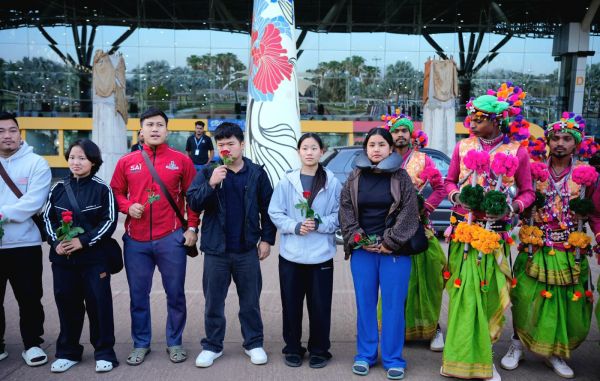 खेलो इंडिया ट्राइबल गेम्स के लिए खिलाड़ियों का छत्तीसगढ़ पहुंचना शुरू-अरुणाचल के वेटलिफ्टरों का विमानतल पर रंगारंग स्वागत