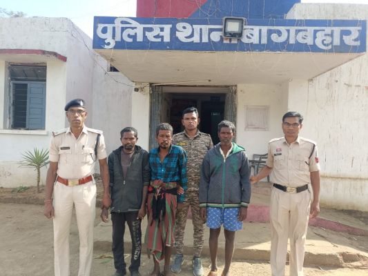 बागबहार में &ldquo;ऑपरेशन शंखनाद&rdquo; की बड़ी कार्रवाई: जंगल के रास्ते उड़ीसा ले जाए जा रहे 12 गौवंश मुक्त, 3 तस्कर गिरफ्तार, एक फरार &mdash; जशपुर पुलिस का सख्त संदेश&nbsp;