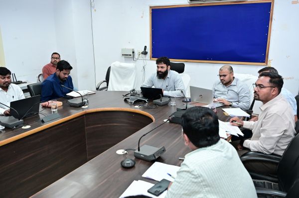 जशपुर में कलेक्टर की सख्त समीक्षा बैठक : iGOT पोर्टल पर अनिवार्य पंजीयन, 3 कोर्स पूरा कर प्रमाण पत्र लेने के निर्देश&mdash;ई-ऑफिस लागू करने की सख्ती, स्मार्ट मीटर और सौर ऊर्जा योजना में तेजी लाने के आदेश