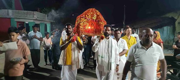 सप्तमी की पावन संध्या पर जागृत हुई आदिशक्ति: नारायणपुर के जनसेवा अभेद आश्रम से निकली माँ भगवती की अलौकिक डोला यात्रा, भक्तिरस में डूबा पूरा नगर,गूंजे भक्ति के गगनभेदी जयकारे