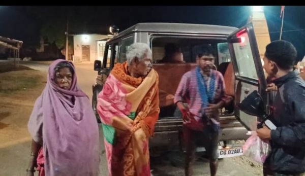 11 हाथियों के झुंड के बीच फंसे बुजुर्ग दंपत्ति को वन विभाग ने किया मौत के मुंह से सुरक्षित बाहर &mdash; पत्थलगांव परिक्षेत्र में रातभर चला साहसिक रेस्क्यू ऑपरेशन, जनहानि टली