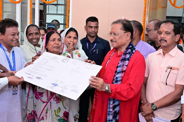 मुख्यमंत्री ने कबीर आश्रम के सदस्यों को सौंपे सामुदायिक वन अधिकार पत्र, ग्रामीणों में उत्साह की लहर&nbsp;