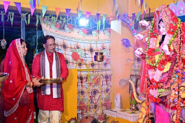 चैत्र नवरात्र के पावन अवसर पर मां दुर्गा की आराधना में लीन मुख्यमंत्री साय&mdash;परिवार सहित अष्टमी- नवमी पर विशेष पूजन, प्रदेश की शांति, समृद्धि और खुशहाली के लिए की मंगलकामना