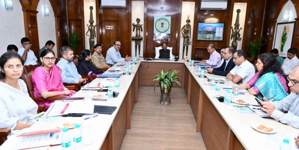 मुख्यमंत्री श्री विष्णु देव साय कमिश्नर, आईजी और जिला कलेक्टरों के साथ वीडियो कॉन्फ्रेंसिंग के माध्यम से कर रहे हैं बड़ी बैठक