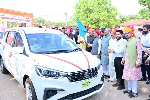 मुख्यमंत्री श्री साय ने 4 शासकीय वाहनों को दिखाई हरी झंडी,राजस्व विभाग को मिले नए वाहन, प्रशासनिक कार्यों में आएगी तेजी और सहूलियत