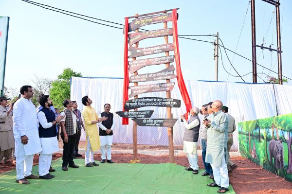 मुख्यमंत्री श्री साय ने जशपुर सर्किट हाउस में मातृत्व वन का किया लोकार्पण,एक पेड़ माँ के नाम अभियान से जुड़ा जनभावना और पर्यावरण संरक्षण का संदेश