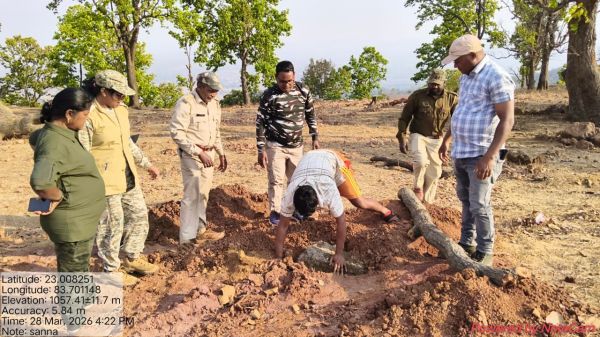 वन भूमि में गुपचुप चल रहा था बोरवेल का अवैध खेल &mdash; ग्रामीणों की सूचना पर हरकत में आया वन अमला, मौके पर दबिश देकर खनन रुकवाया, दो वाहन जब्त, कई लोगों की भूमिका संदिग्ध
