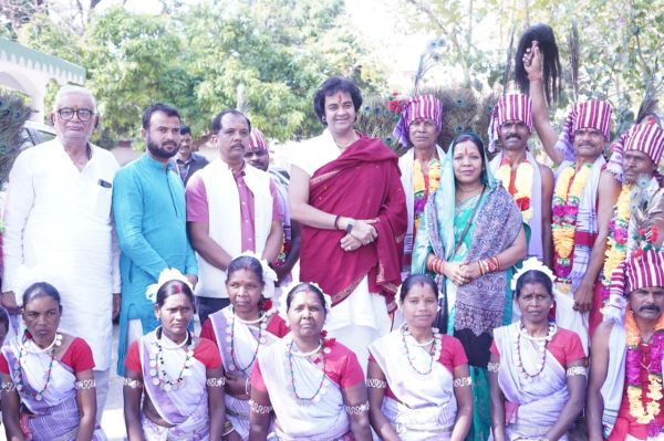 संत चिन्मयानंद बापू के आगमन पर उमड़ा जनसैलाब, गाजे-बाजे, जयघोष के बीच हुआ दिव्य स्वागत - 7 दिनों तक सलियाटोली में धर्म,मर्यादा और आदर्शों की करेंगे अमृतवर्षा