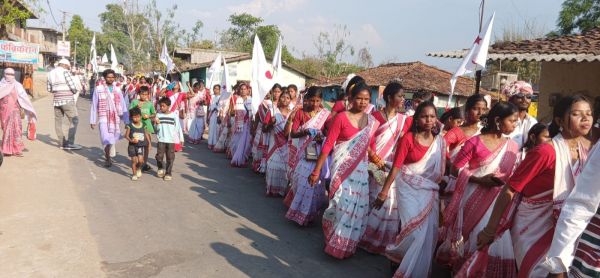 धरती अयंग और सूर्य देव की पूजा से शुरू हुआ सरहुल महोत्सव, पारंपरिक वेशभूषा में सजे ग्रामीणों की भव्य रैली और सामूहिक नृत्य से जीवंत हुई आदिवासी संस्कृति की अनमोल विरासत,सरना स्थल से नगर भ्रमण तक उमड़ा जनसैलाब