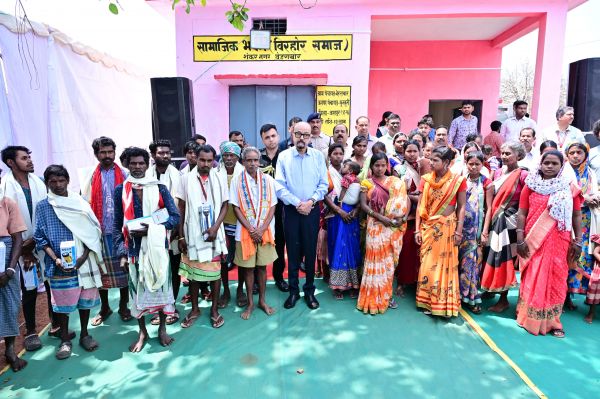 राज्यपाल श्री रमेन डेका ने ग्राम बेहराखार जाकर विशेष पिछड़ी जनजाति बिरहोर समुदायों से की आत्मीय मुलाकात,बिरहोर समुदाय के शिक्षा, स्वास्थ्य और आत्मनिर्भरता पर दिया जोर