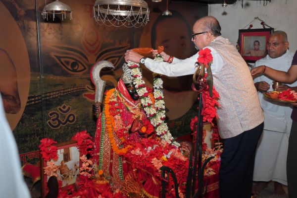 अघोर आश्रम सोगड़ा में राज्यपाल रमेन डेका ने मां काली की विधि-विधान से पूजा कर पूरे प्रदेश के लिए सुख, समृद्धि और खुशहाली का मांगा आशीर्वाद