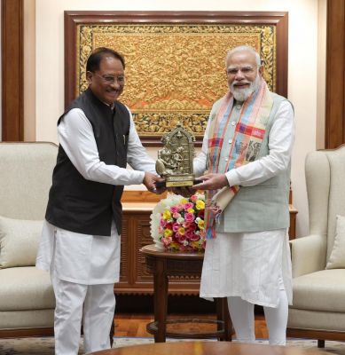 प्रभु श्रीराम के आदर्शों से प्रेरित छत्तीसगढ़ : मुख्यमंत्री श्री साय ने प्रधानमंत्री श्री नरेंद्र मोदी को बेल मेटल निर्मित &lsquo;माता कौशल्या के राम&rsquo; &nbsp;कलाकृति की भेंट