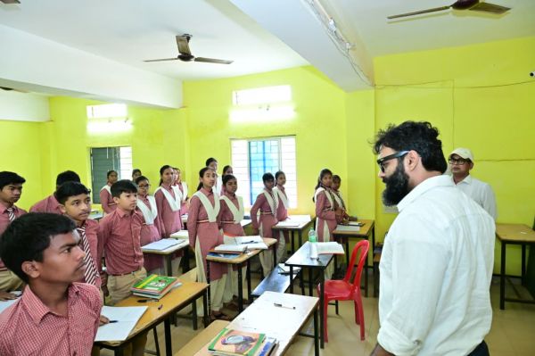 एक बार जी-जान से तैयारी करो, पूरी जिंदगी संवर जाएगी&rdquo; &mdash; निरीक्षण के दौरान कलेक्टर ने छात्रों में भरा जोश, कहा लक्ष्य सिर्फ सरकारी टॉप कॉलेज होना चाहिए