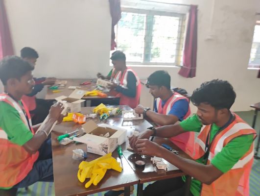 बंदूक छोड़ कारीगरी अपनाई: बस्तर में पुनर्वास नीति से आत्मसमर्पित माओवादियों का भविष्य संवर रहा