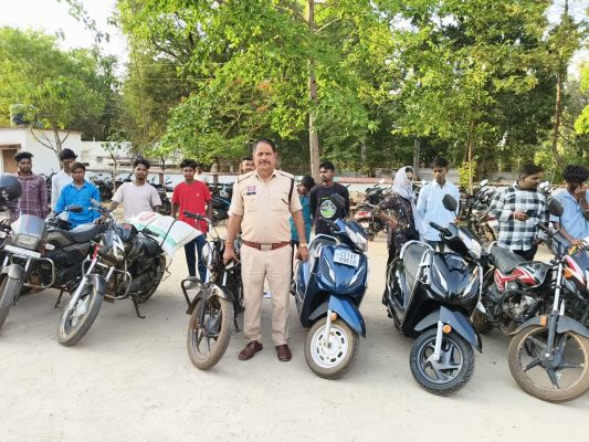 जशपुर में ट्रैफिक नियम तोड़ने वालों की खैर नहीं! बिना नम्बर प्लेट और स्टंटबाजों पर पुलिस का बड़ा एक्शन, रातभर चली ताबड़तोड़ कार्रवाई में 22 बाइक जब्त, शहर में मचा हड़कंप