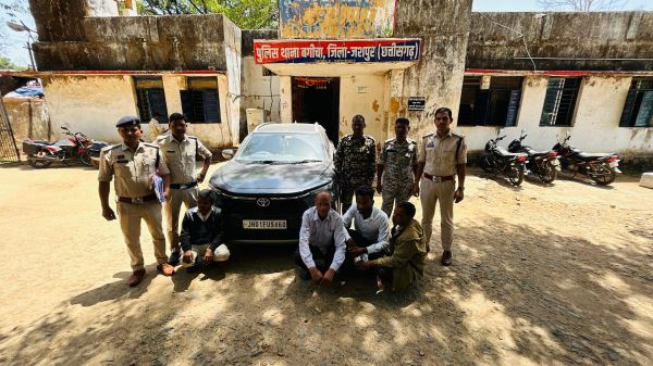 3 महीने में पैसा डबल&rdquo; का सपना दिखाकर जशपुर में लाखों की ठगी &mdash; Hedgexfund नेटवर्क के नाम पर गांव-गांव घूमकर बुना गया विश्वास का जाल, डिजिटल वॉलेट में डॉलर दिखाकर उड़ाए लाखों रुपये, पुलिस की बड़ी कार्रवाई में 6 आरोपी गिरफ्तार, कई और चेहरों से उठेगा पर्दा