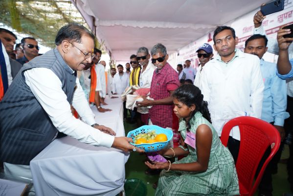 मुख्यमंत्री के स्नेह से खिली लावण्या की मुस्कान, एक ऑपरेशन ने बदल दी पूरी जिंदगी,&nbsp;मुख्यमंत्री ने दिया आशीर्वाद