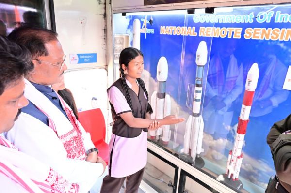 जब जशपुर के बच्चों ने मुख्यमंत्री को पढ़ाया अंतरिक्ष विज्ञान: आत्मविश्वास और ज्ञान से गूंज उठा &lsquo;स्पेस ऑन व्हील्स&rsquo; कार्यक्रम,इसरो की चलित प्रदर्शनी से 10 हजार छात्रों को मिलेगा सीधा लाभ