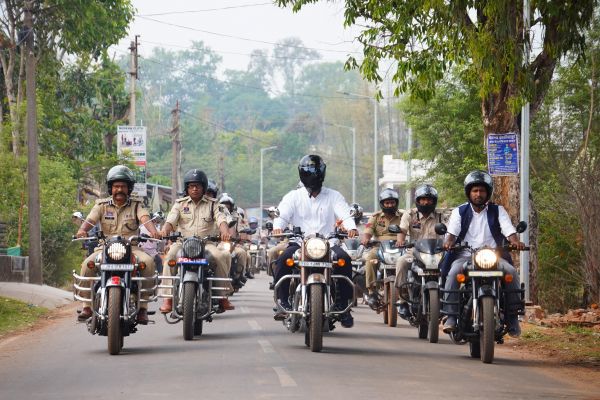 कलेक्टर का सख्त एक्शन: अब बिना हेलमेट और सीट बेल्ट के कलेक्टोरेट में एंट्री पूरी तरह बंद, 20 अप्रैल से नियम तोड़ने वाले अधिकारियों-कर्मचारियों पर सीधे चालान की गिरेगी गाज
