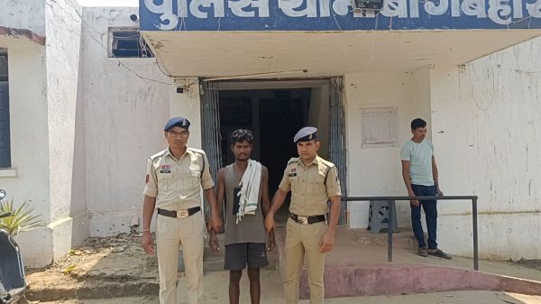 मामूली घरेलू विवाद ने लिया खूनी रूप, गुस्से में बेटे ने अपने ही पिता पर बरसाए लकड़ी से ताबड़तोड़ वार, सिर पर गंभीर चोट से मौके पर ही हुई मौत